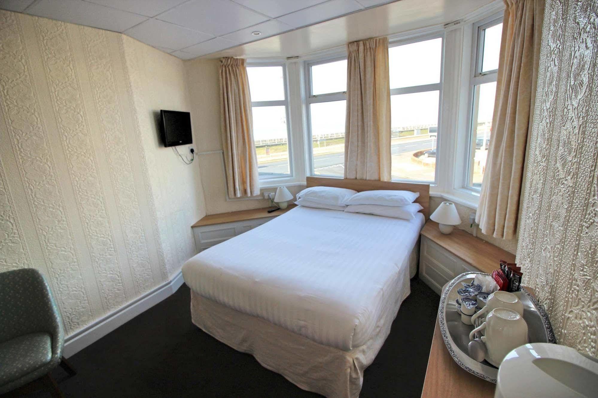The Colwyn Hotel - Near Pleasure Beach Blackpool Exteriör bild